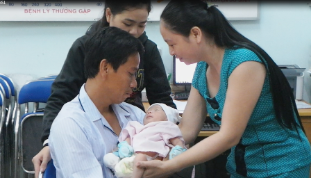 Vụ bé sơ sinh văng khỏi bụng mẹ: Nghẹn ngào giây phút cha gặp con - ảnh 4