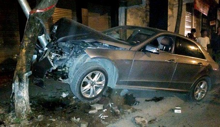 Xe Mercedes nát đầu vì tông cột đèn chiếu sáng - ảnh 1