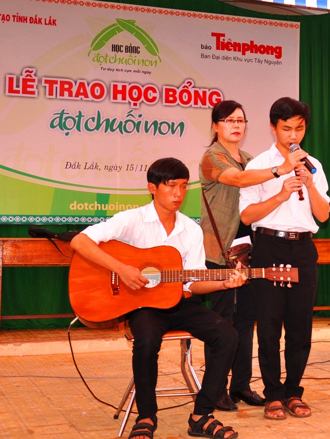 Trao 50 suất học bổng Đọt Chuối Non cho các tấm gương hiếu học - ảnh 2