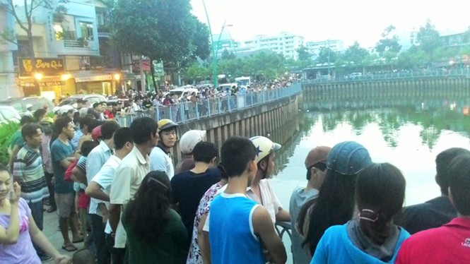 Đứng xem xác người nổi trên kênh, giao thông kẹt cứng - ảnh 2