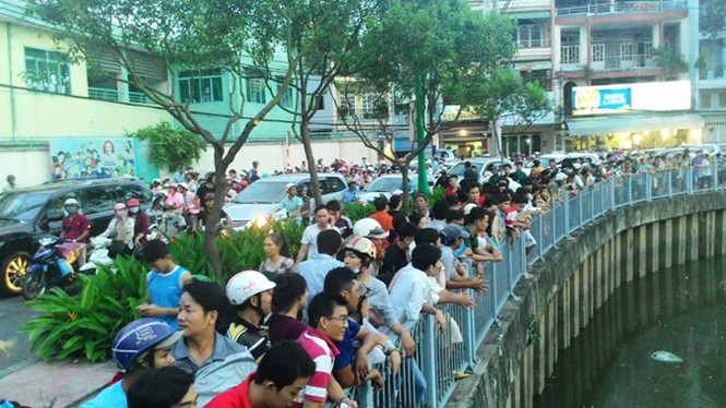 Đứng xem xác người nổi trên kênh, giao thông kẹt cứng - ảnh 3