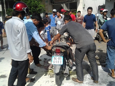 Xe máy phát hỏa trong tiệm sửa xe - ảnh 1