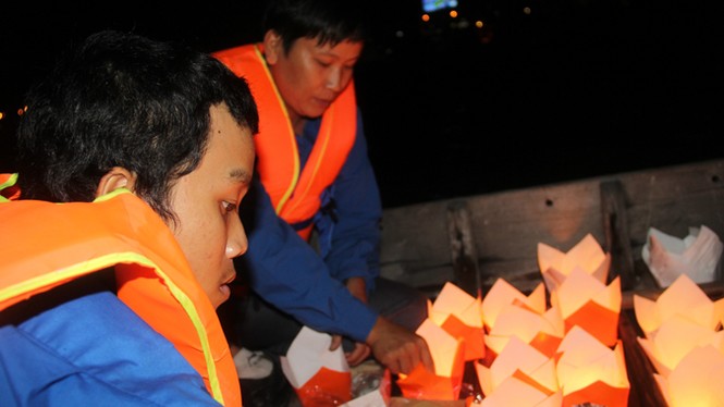 Thả hoa đăng tưởng niệm nạn nhân tai nạn giao thông - ảnh 2