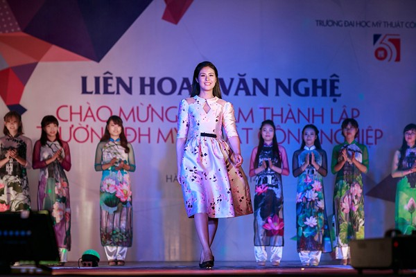 Ngọc Hân dịu dàng về thăm trường cũ - ảnh 6
