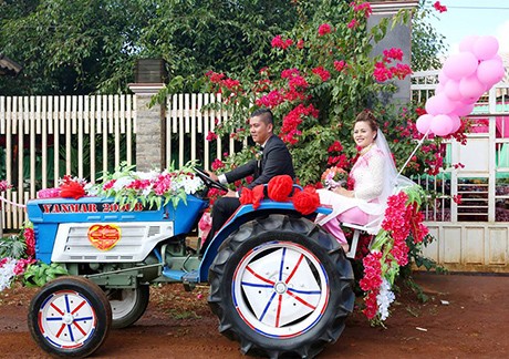 Chú rể Đắk Lắk rước dâu bằng công nông gây 'sốt' trên mạng - ảnh 1