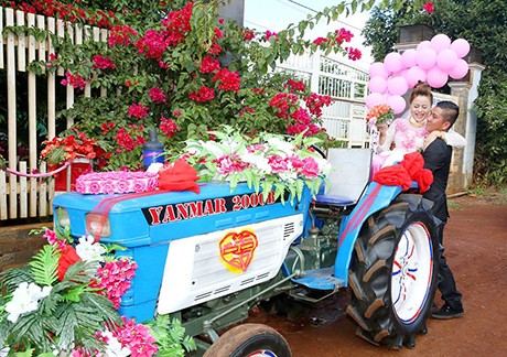 Chú rể Đắk Lắk rước dâu bằng công nông gây 'sốt' trên mạng - ảnh 2