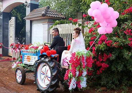 Chú rể Đắk Lắk rước dâu bằng công nông gây 'sốt' trên mạng - ảnh 3