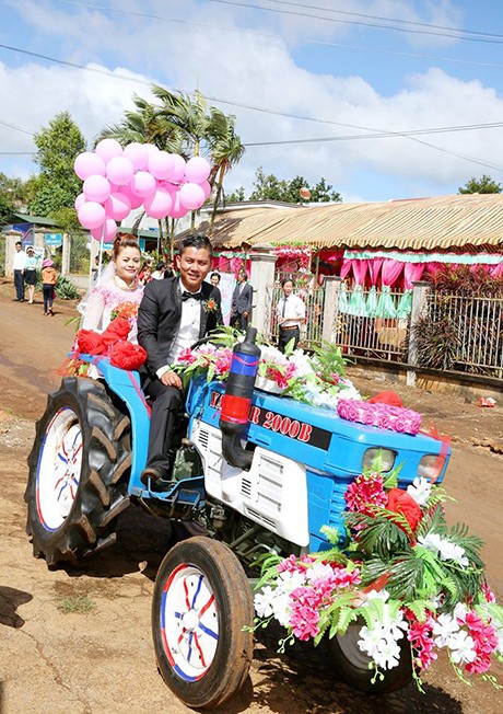 Chú rể Đắk Lắk rước dâu bằng công nông gây 'sốt' trên mạng - ảnh 5