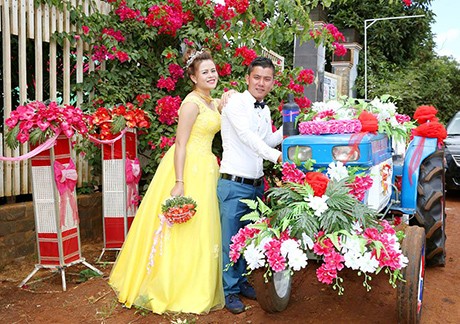 Chú rể Đắk Lắk rước dâu bằng công nông gây 'sốt' trên mạng - ảnh 7