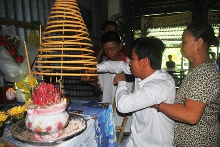 'Bé văng khỏi bụng mẹ' đoàn tụ gia đình trong nước mắt - ảnh 1