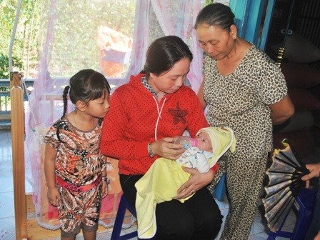 'Bé văng khỏi bụng mẹ' đoàn tụ gia đình trong nước mắt - ảnh 3