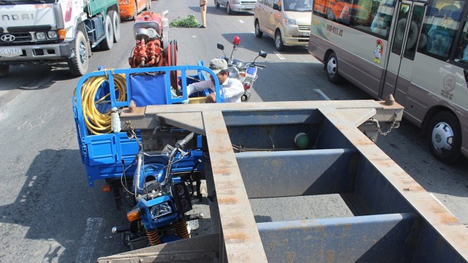 Xe ba bánh tông đuôi container, một người chết - ảnh 1