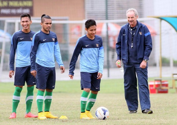 HLV Alfred Riedl khoe thần đồng bóng đá Indonesia - ảnh 2
