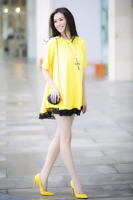 Khánh My khoe dáng thon với quần loe vàng óng - ảnh 1