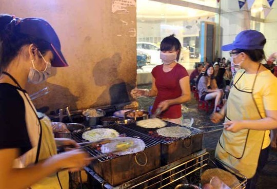Phố bánh tráng nướng, thu nhập vài triệu đồng mỗi đêm - ảnh 1