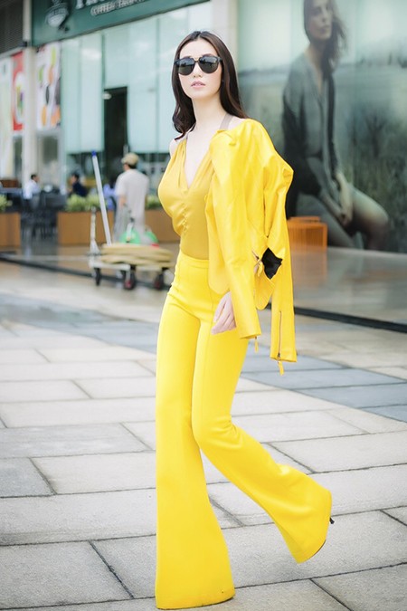 Khánh My khoe dáng thon với quần loe vàng óng - ảnh 2