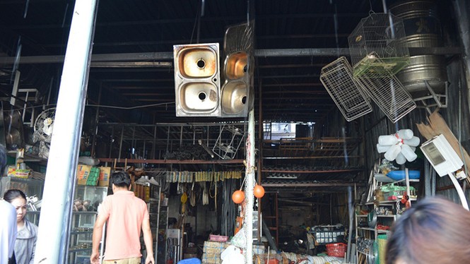 Nhà xưởng rộng hàng trăm m2 bốc cháy rừng rực vào sáng sớm - ảnh 3