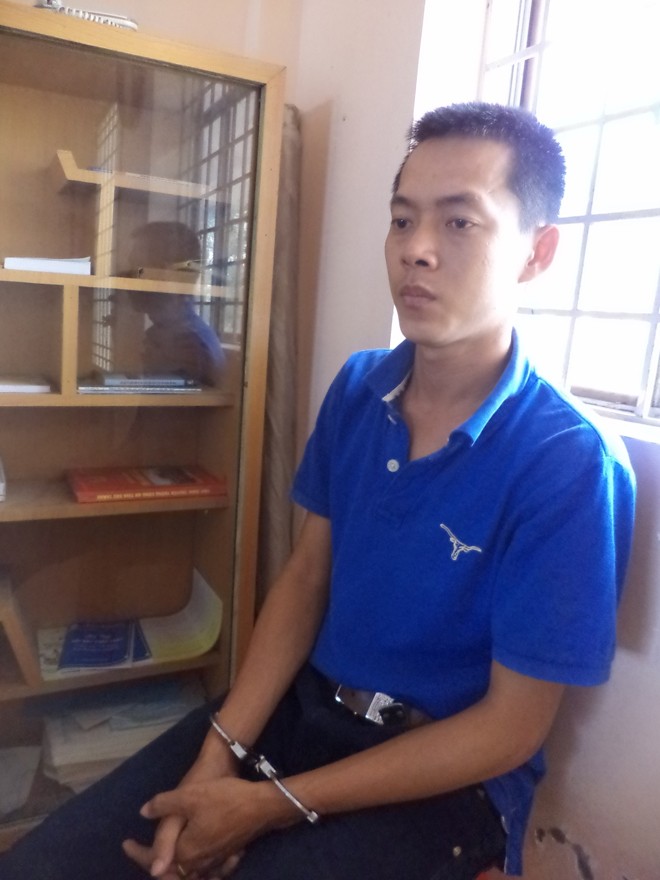 Tập kích tóm chủ kho thuốc lá nhập lậu - ảnh 1