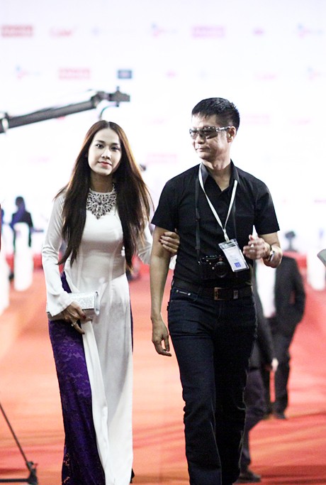 Diện váy đỏ rực, Ngọc Ánh tình tứ khoác tay 'người tình tin đồn' - ảnh 8