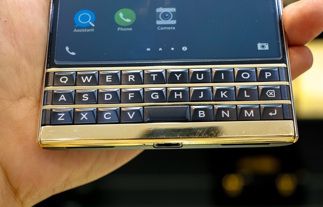 BlackBerry PassPort bằng vàng khối đầu tiên trên thế giới - ảnh 4