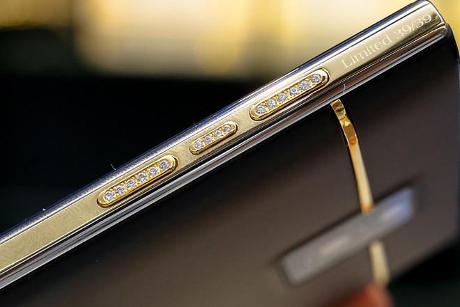 BlackBerry PassPort bằng vàng khối đầu tiên trên thế giới - ảnh 8