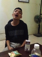 Thanh niên ngáo đá rồi 'show hàng' bằng dao chọc tiết lợn - ảnh 1