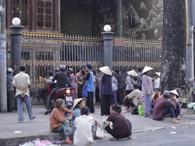 Nhà Ngọc Sơn phát tiền trước cửa cho người nghèo Sài Gòn - ảnh 2
