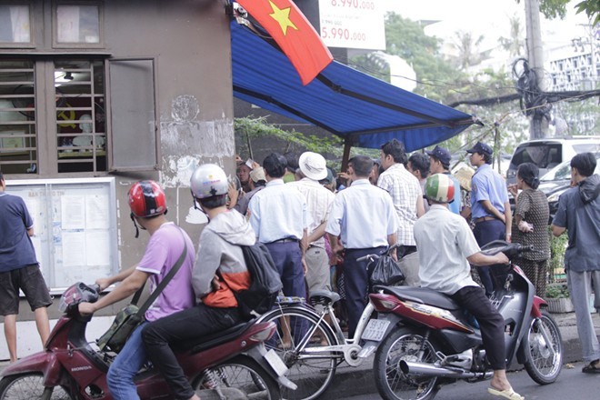Nhà Ngọc Sơn phát tiền trước cửa cho người nghèo Sài Gòn - ảnh 5