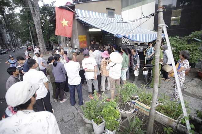 Nhà Ngọc Sơn phát tiền trước cửa cho người nghèo Sài Gòn - ảnh 6