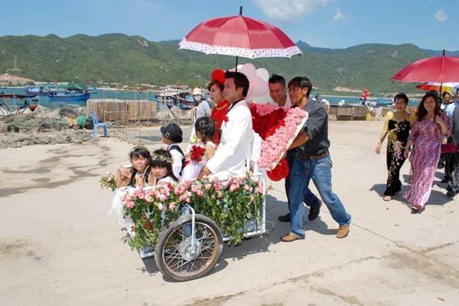 Chàng trai kết 3.000 bông hồng làm ghe rước dâu trên biển - ảnh 1