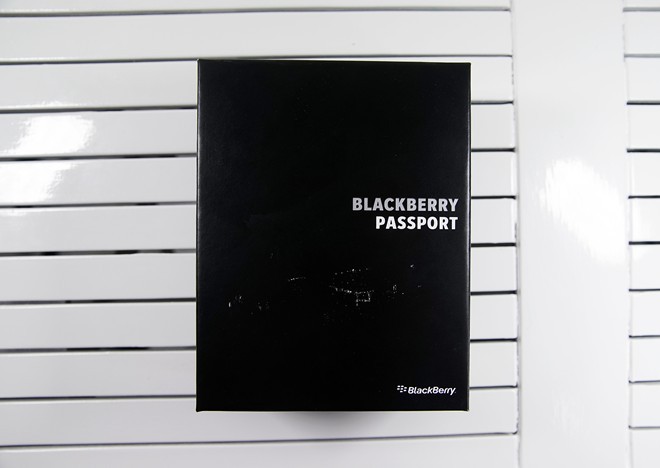 Mở hộp BlackBerry Passport màu trắng tại Việt Nam - ảnh 1