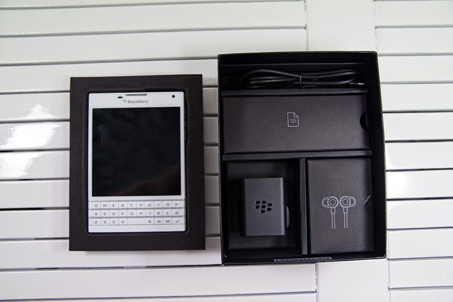 Mở hộp BlackBerry Passport màu trắng tại Việt Nam - ảnh 2
