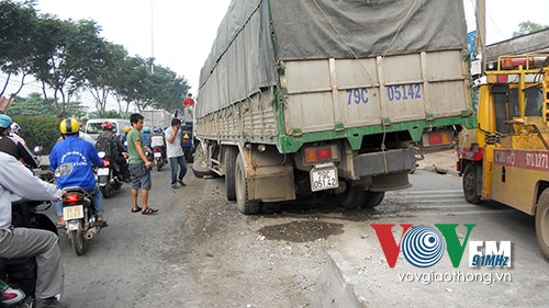 Nổ lốp, xe 16 tấn 'hạ gục' hàng chục dải phân cách - ảnh 1