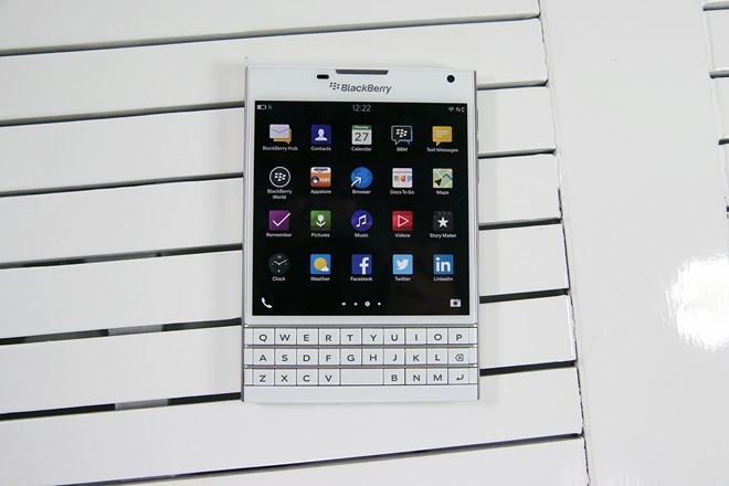 Mở hộp BlackBerry Passport màu trắng tại Việt Nam - ảnh 3
