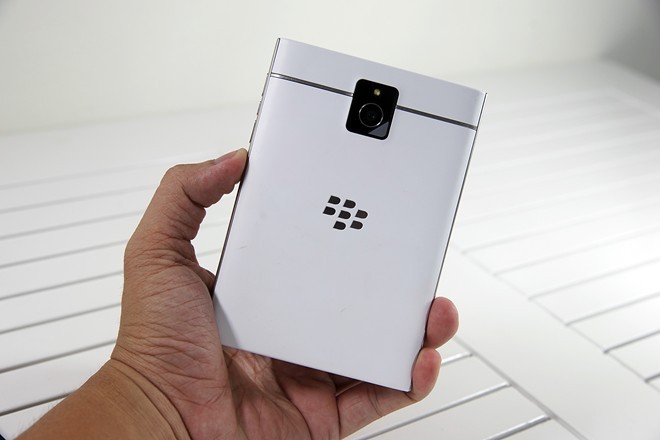 Mở hộp BlackBerry Passport màu trắng tại Việt Nam - ảnh 4