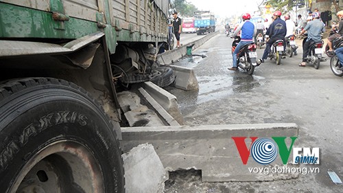Nổ lốp, xe 16 tấn 'hạ gục' hàng chục dải phân cách - ảnh 5