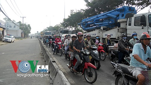 Nổ lốp, xe 16 tấn 'hạ gục' hàng chục dải phân cách - ảnh 6