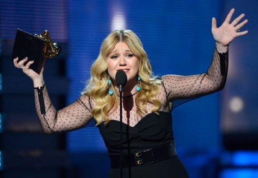 Kelly Clarkson “khoe” con gái trước khi sang Việt Nam - ảnh 3