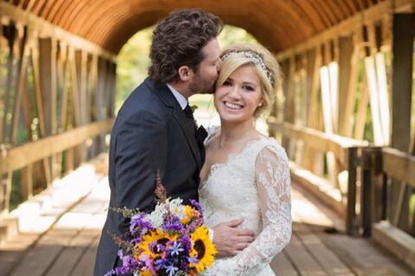Kelly Clarkson “khoe” con gái trước khi sang Việt Nam - ảnh 2