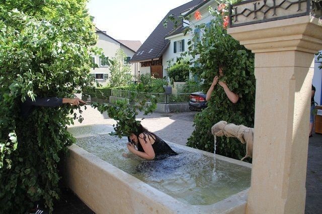 Tục lệ kỳ quặc bắt cóc phụ nữ ném xuống bể - ảnh 7