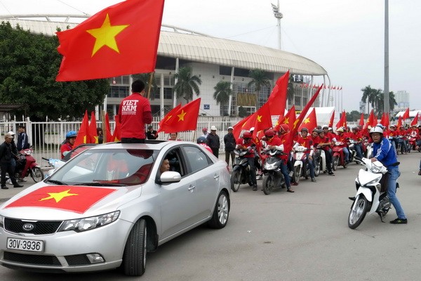 Rực màu cờ đỏ trước trận Việt Nam - Malaysia - ảnh 9