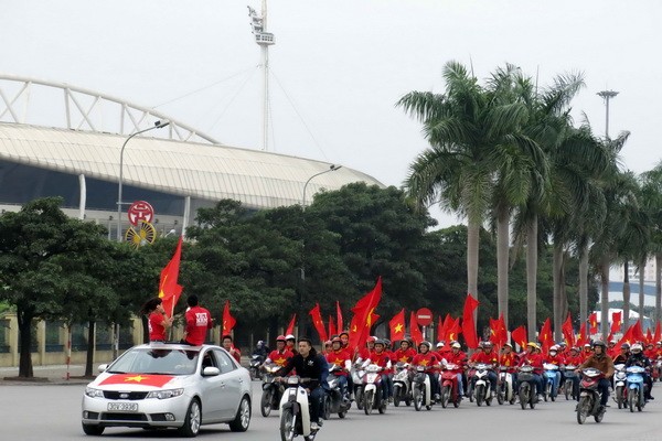 Rực màu cờ đỏ trước trận Việt Nam - Malaysia - ảnh 10