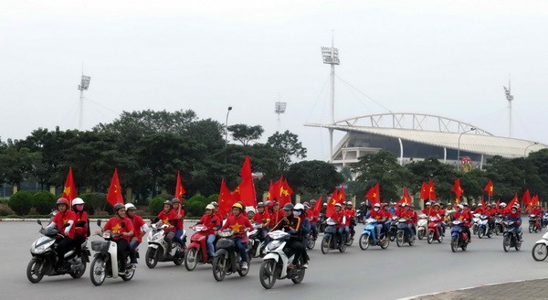 Rực màu cờ đỏ trước trận Việt Nam - Malaysia - ảnh 11