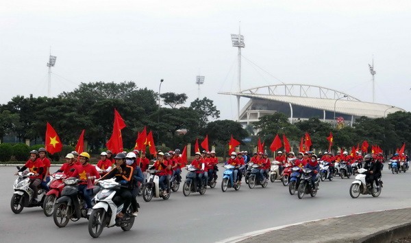 Rực màu cờ đỏ trước trận Việt Nam - Malaysia - ảnh 12