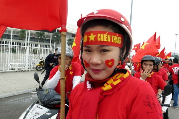 Rực màu cờ đỏ trước trận Việt Nam - Malaysia - ảnh 1