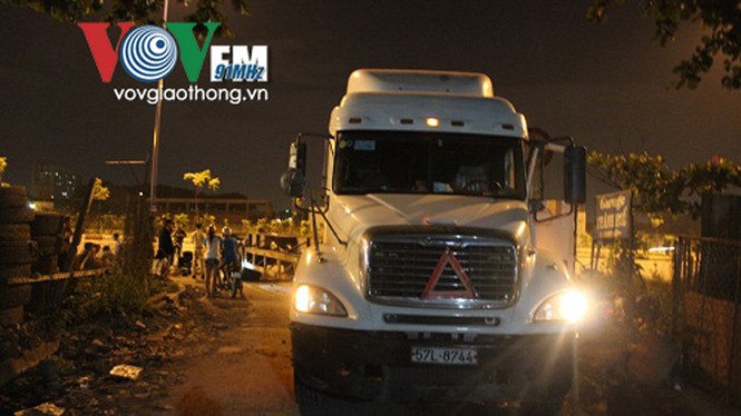 Mắc kẹt dưới bánh xe container, người đàn ông tử vong - ảnh 2