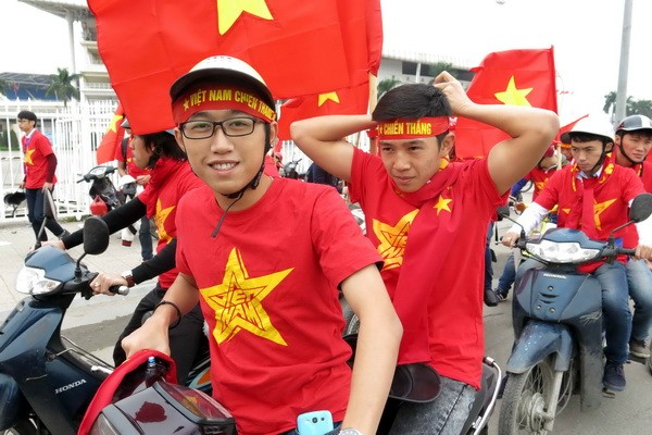 Rực màu cờ đỏ trước trận Việt Nam - Malaysia - ảnh 2