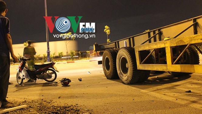 Mắc kẹt dưới bánh xe container, người đàn ông tử vong - ảnh 3