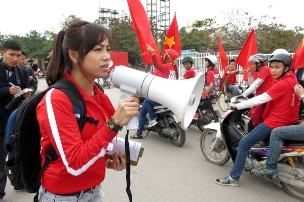 Rực màu cờ đỏ trước trận Việt Nam - Malaysia - ảnh 4