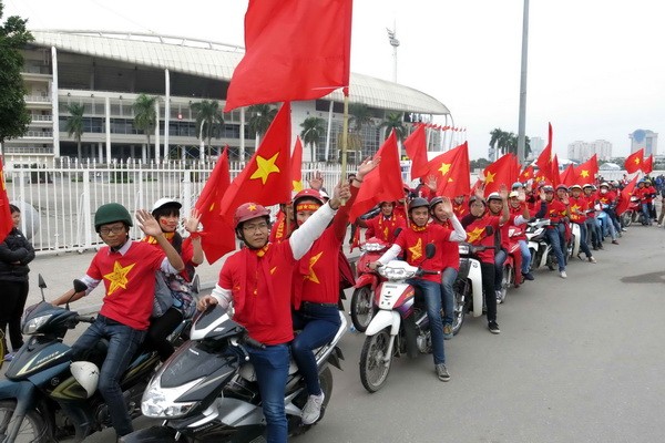 Rực màu cờ đỏ trước trận Việt Nam - Malaysia - ảnh 5